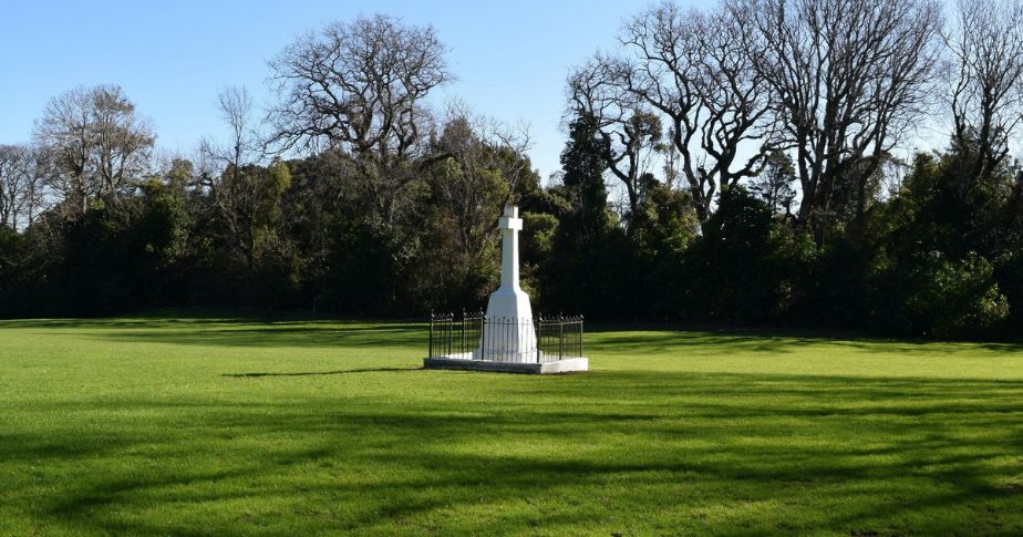 memorial to fallen colonial troops at te ngutu o te manu reserve in the taranaki